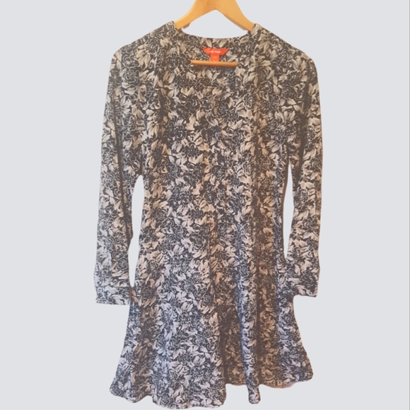 Black and White Floral long sleeve dress in size small - Picture 2 of 3